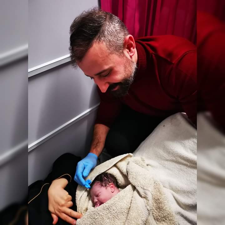 ولادة "سما" بين السماء والأرض على يد طبيب سوري .