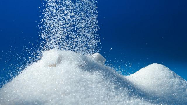 اللجنة الاقتصادية توصي بفرض ضميمة على مستوردات مادة السكر الأبيض الجاهز