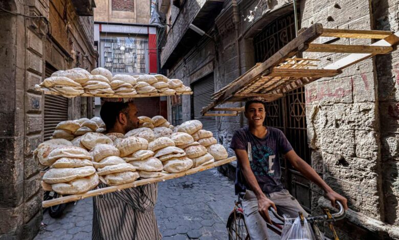 وسط غليان شعبي.. الحكومة المصرية تبدأ تطبيق زيادة سعر الخبز المدعوم