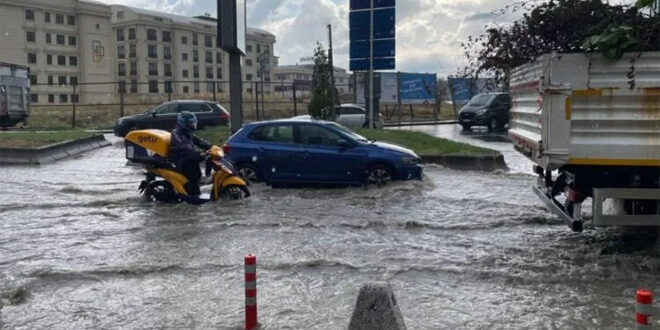 هطولات مطرية غزيرة تغرق العديد من المحلات والشوارع في مدينة اسطنبول