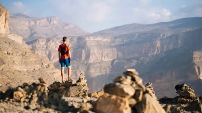 عملية إنقاذ معقدة في سلطنة عُمان لمجموعة من المغامرين خلال نزهة جبلية